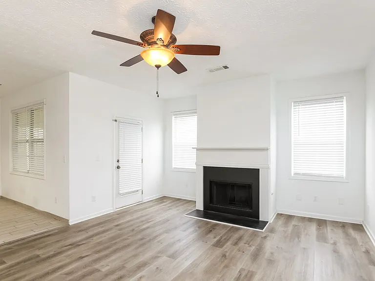 610 Clairidge Ln — Photo 3
