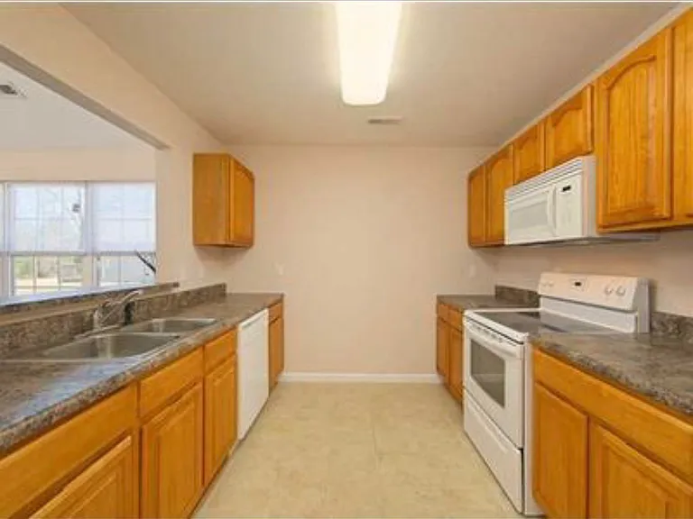 1552 Southernwood Dr — Photo 2