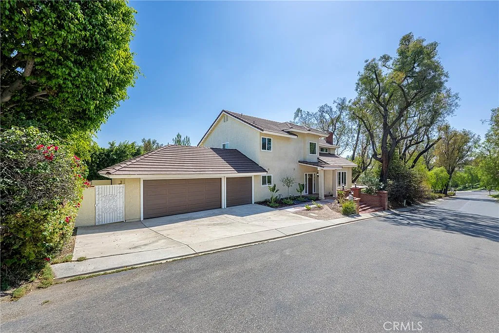 4 bed, 2.5 bath, 2595 sqft, $6,500 — Photo 2