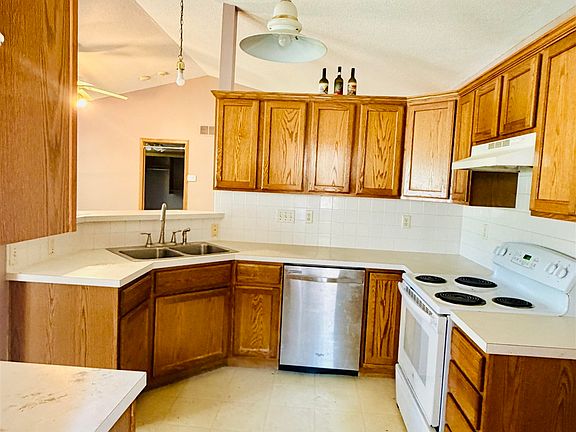 4th image of 2714 S Rainier Cir