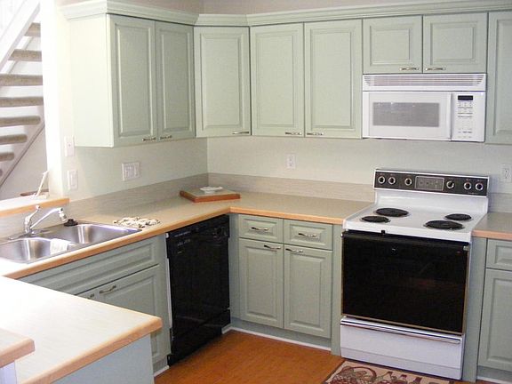 2nd image of 904 NE Sandalwood Pl