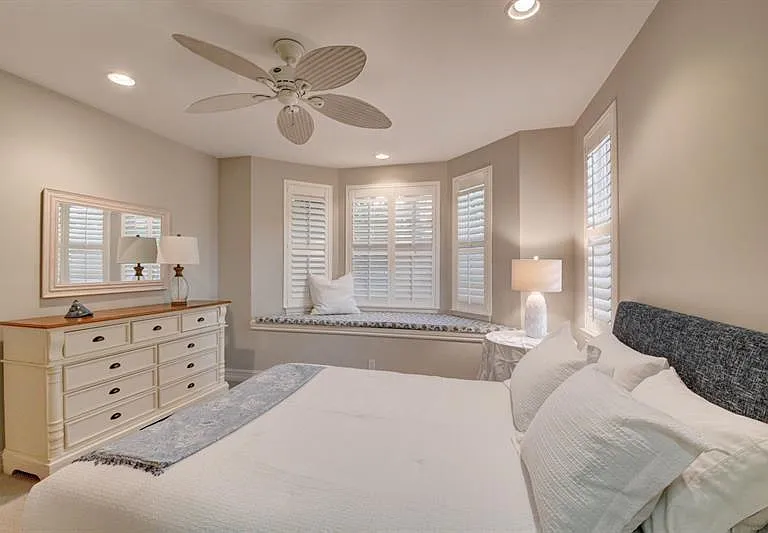 306 E Mallory Cir — Photo 22