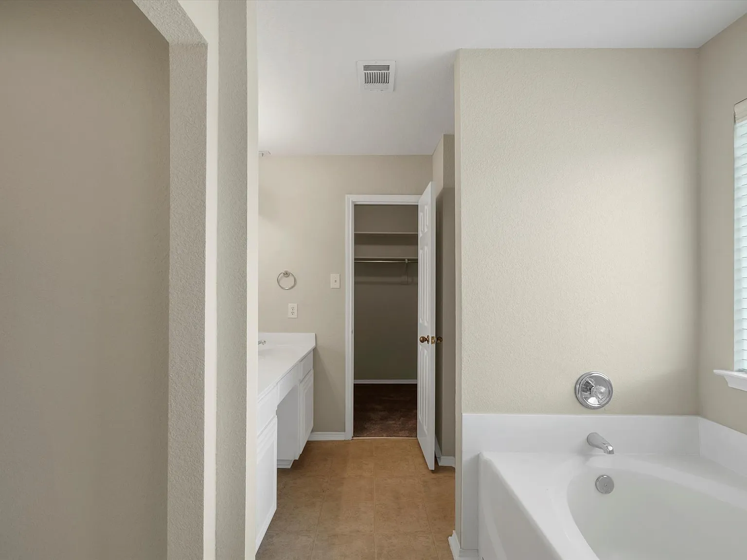 4 bed, 2.5 bath, 2596 sqft, $2,800 — Photo 4