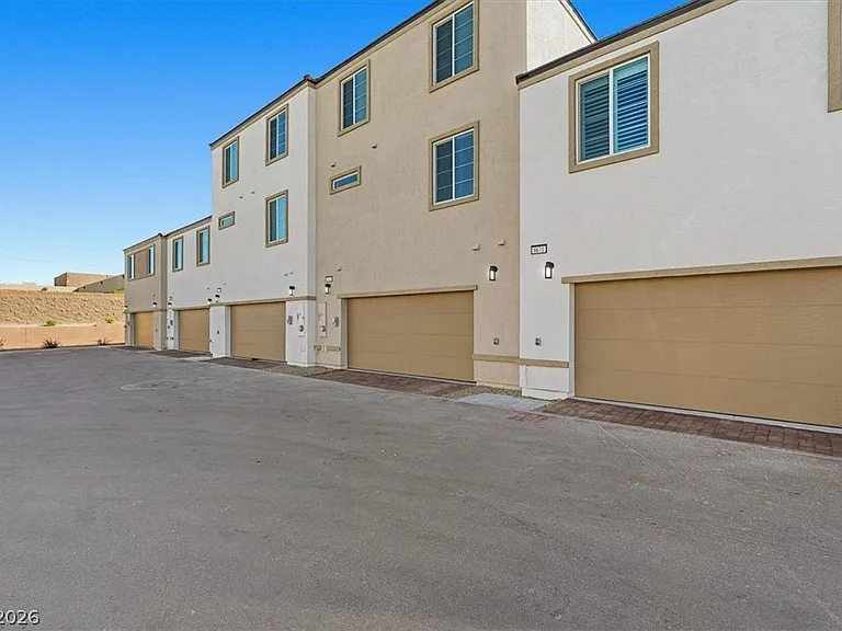 8667 Luxuriant Ave — Photo 21