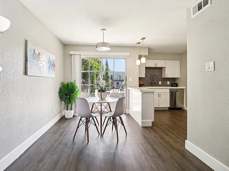 The Ashley at Bluffview Apartments — Photo 27