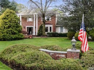 245 Saddle Ln, Syosset, NY 11791