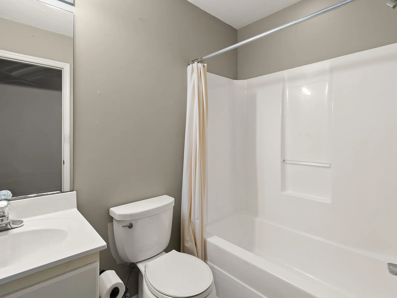 3 bed, 2328 sqft, $2,450 — Photo 3