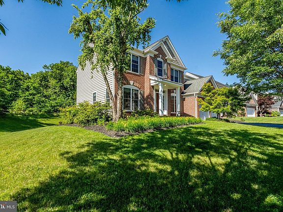 2nd image of 43896 Churchill Glen Dr