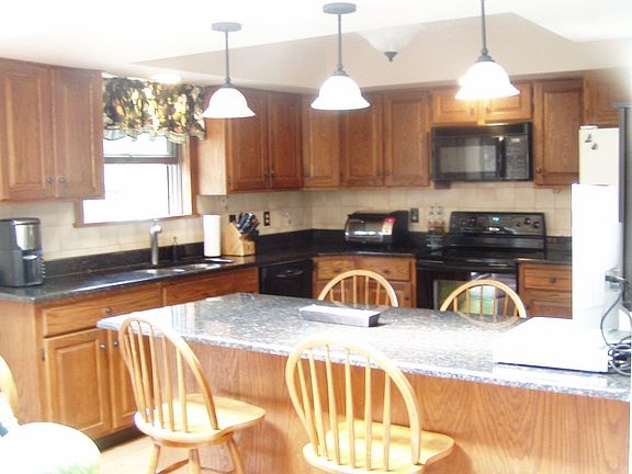 Open kitchen/granite countertops
