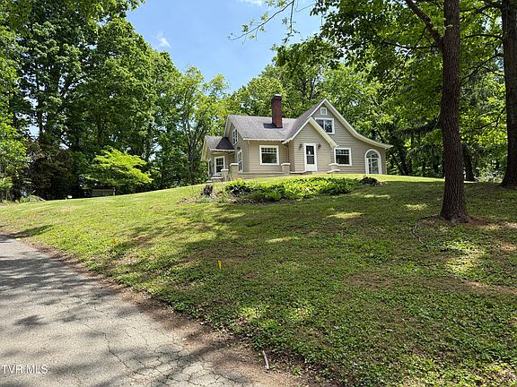 3rd image of 128 Shadow Wood Ln