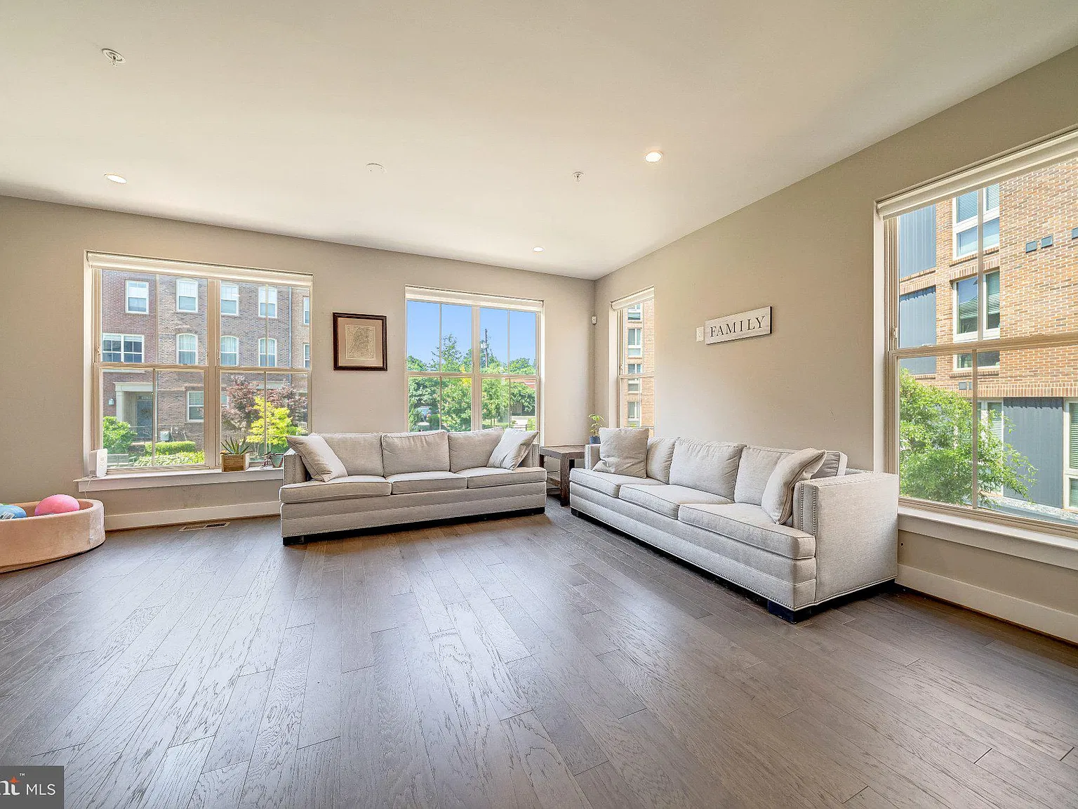 4 bed, 4.5 bath, 2740 sqft, $4,000 — Photo 4