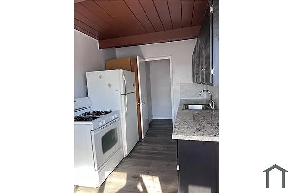 Building Photo - 127 Graham Ave #1