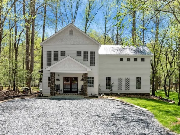 1040 Golden Ave, Dahlonega, GA 30533