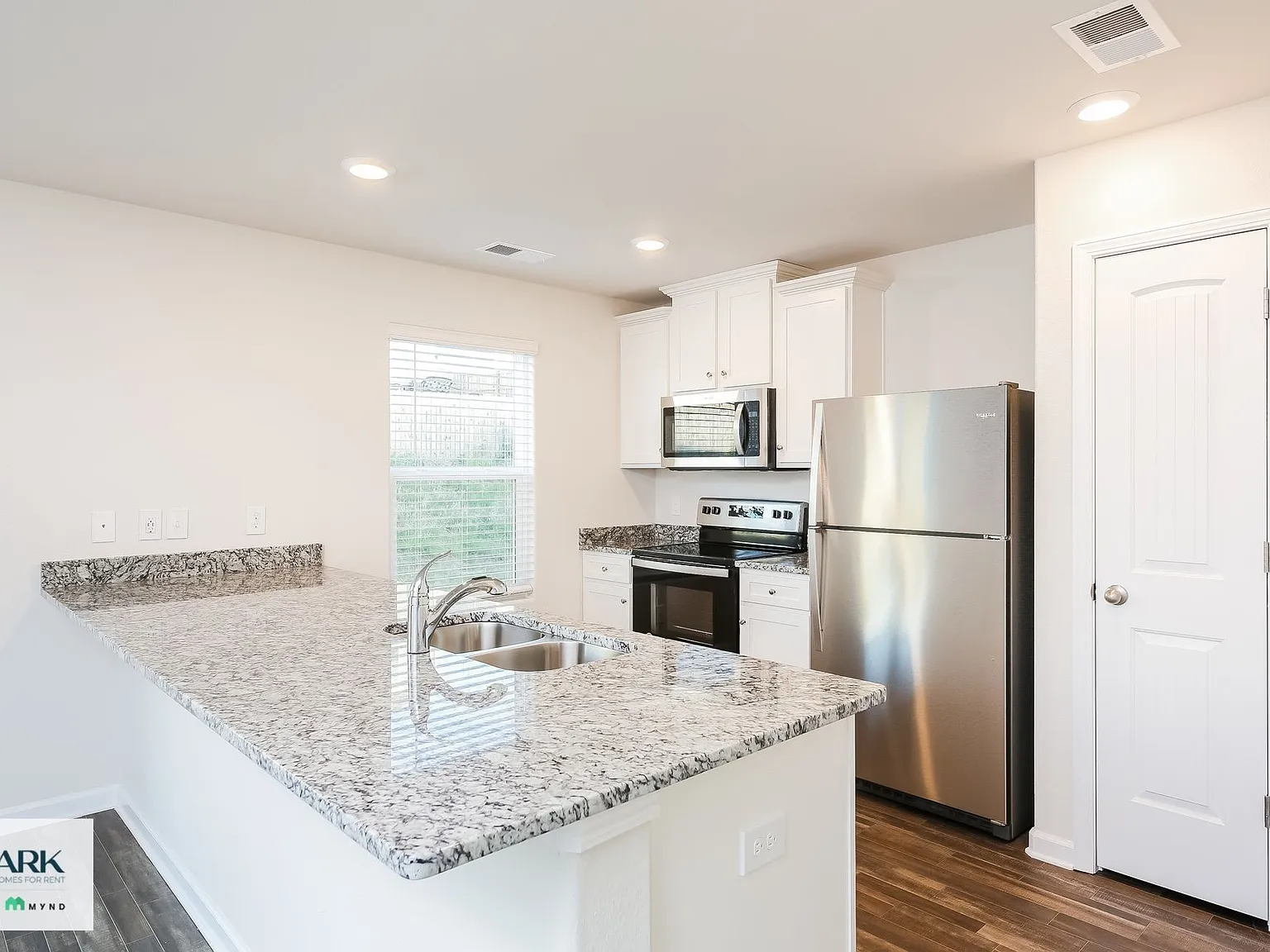 3 bed, 2.5 bath, 1434 sqft, $1,979 — Photo 4