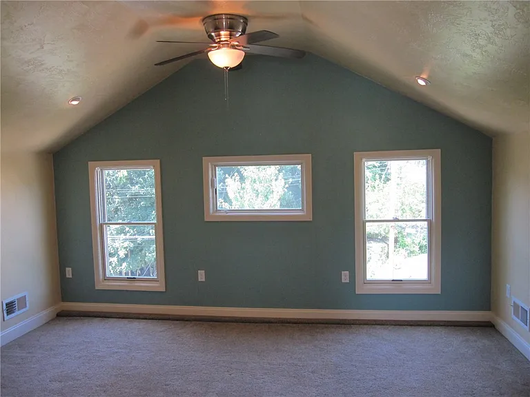 471 Oneida St — Photo 28