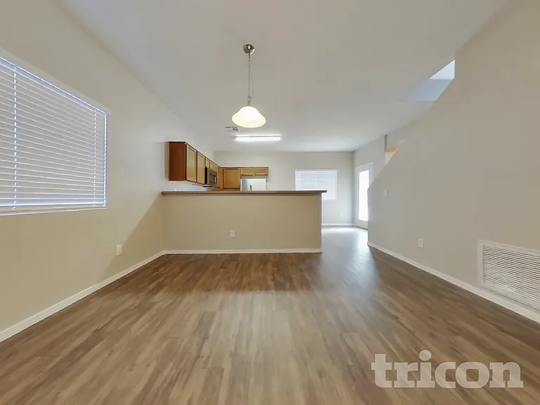 7211 S 8th Pl — Photo 4