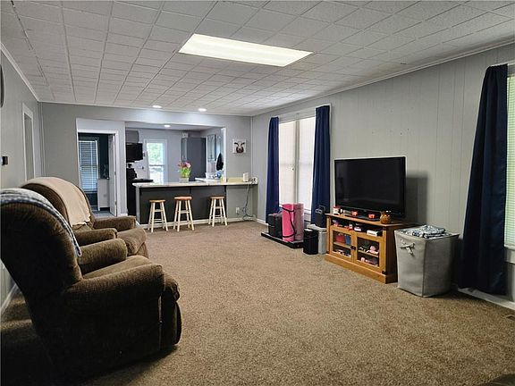 3rd image of 422 W 9th St