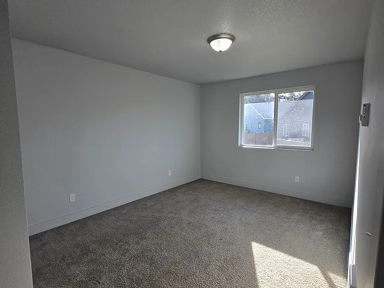 213 Oak St — Photo 16