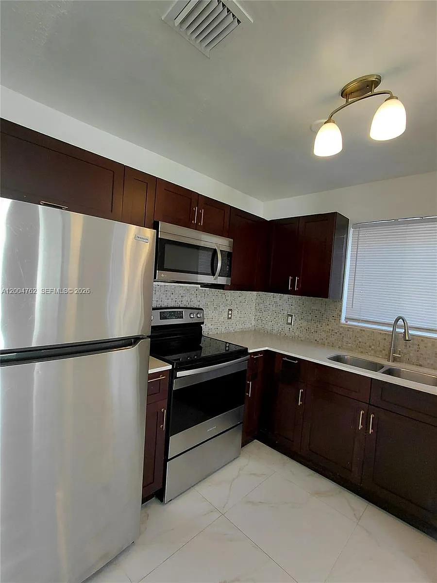 Building Photo - 5641 NW 15th St #3