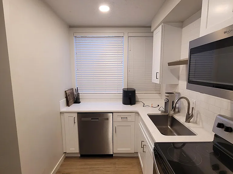 2435 W Cherry Ln — Photo 4