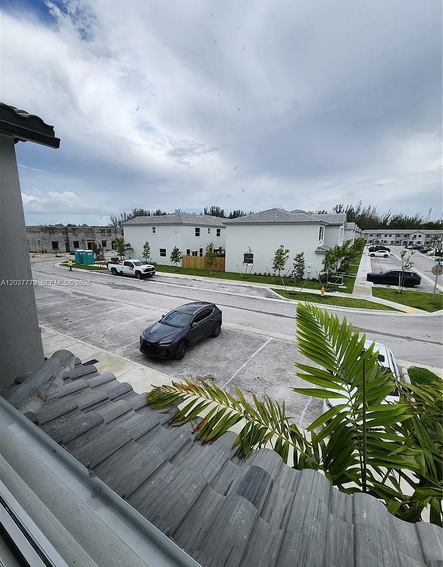 3 bed, 3.0 bath, $2,500 — Photo 3