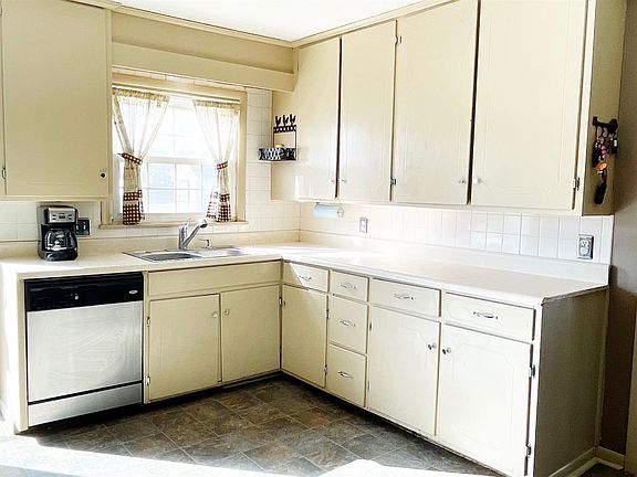 5th image of 321 E Academy Ave