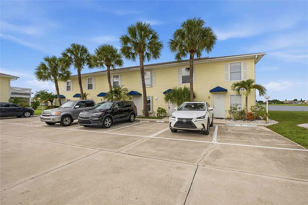 2 bed, 2.5 bath, 1298 sqft, $1,395 — Photo 1