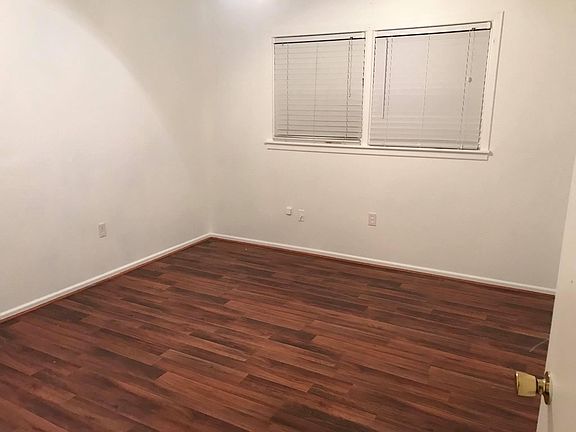 Middle bedroom