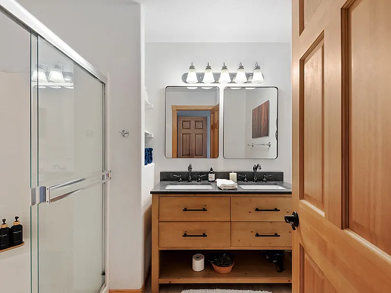 10237 NW Wilshire Ln — Photo 34