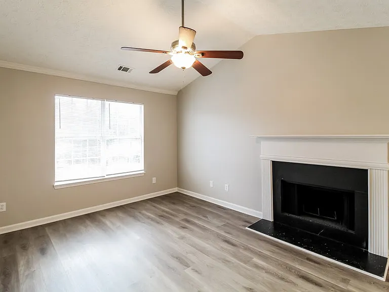 105 Cypress Dr — Photo 4