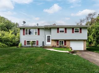 6290 Robinson Rd, Lockport, NY 14094