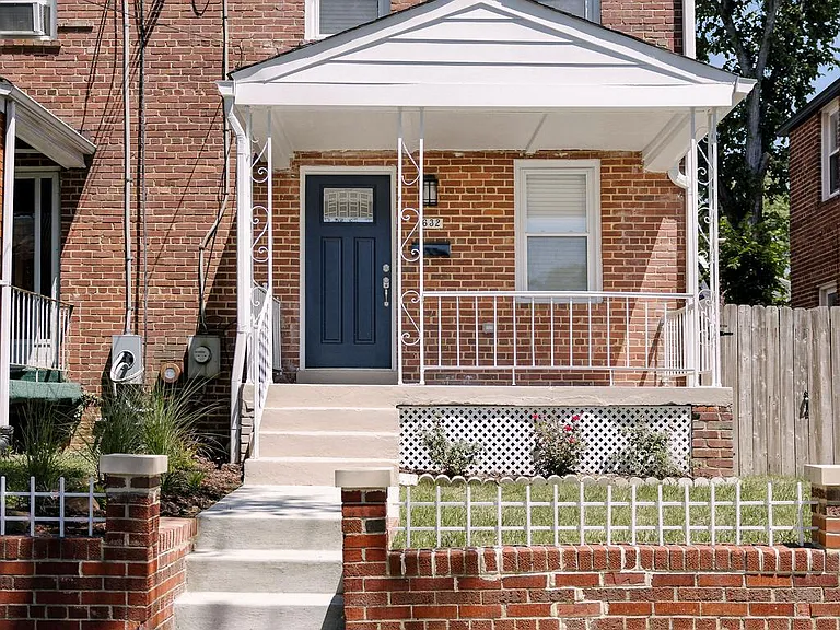 632 Faraday Pl NE — Photo 2