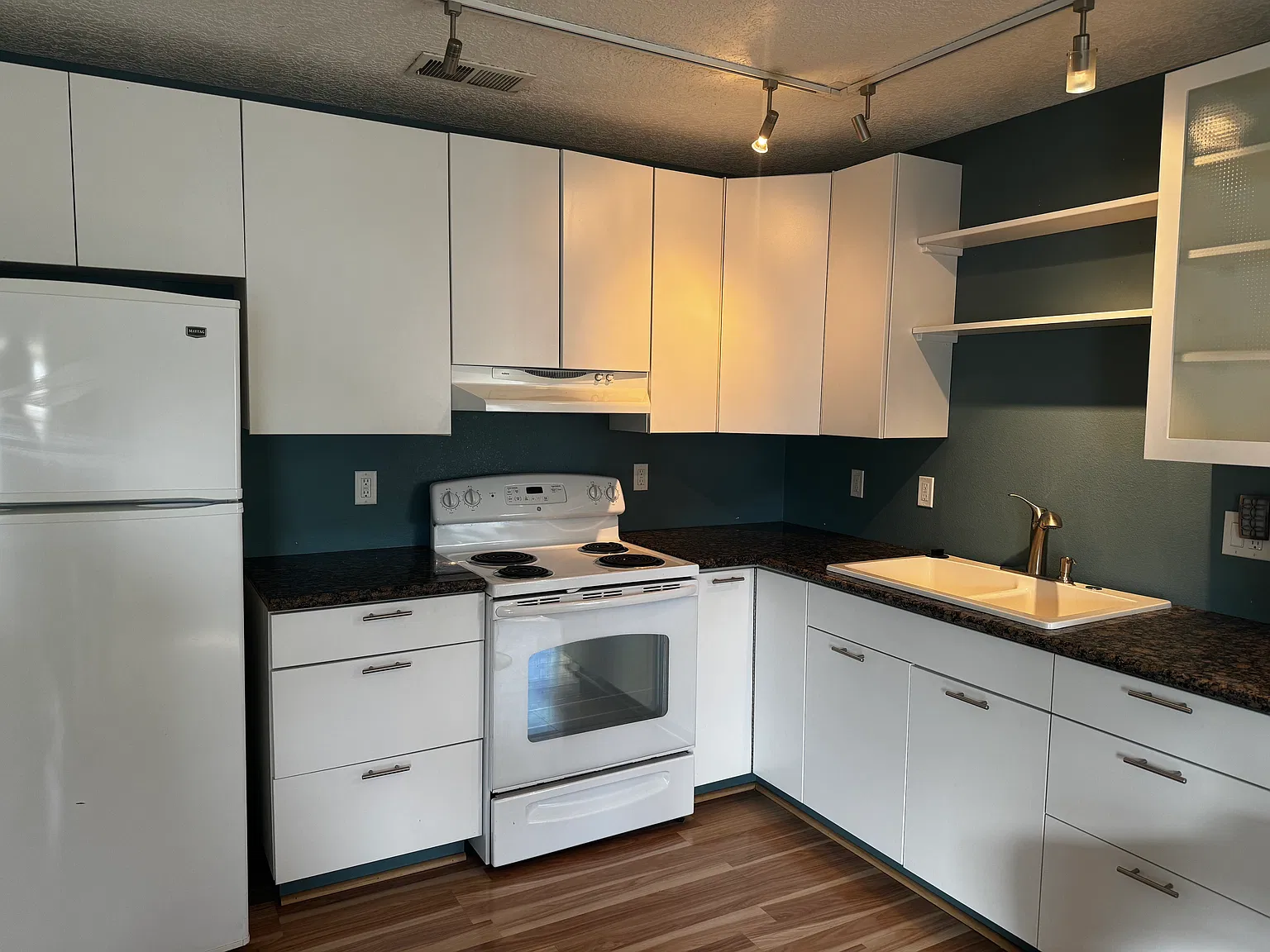 Studio, 700 sqft, $950 — Photo 1