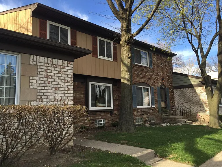 2076 Parmenter Blvd — Photo 38