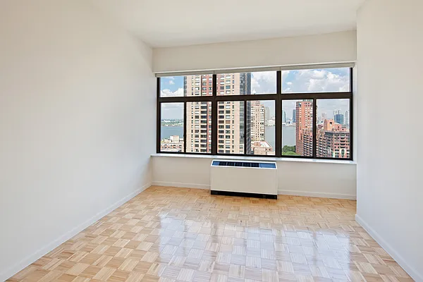 Rented by Space Marketing Shop | media 28