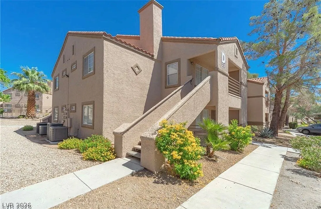 2 bed, 2.0 bath, 1072 sqft, $1,550 — Photo 2