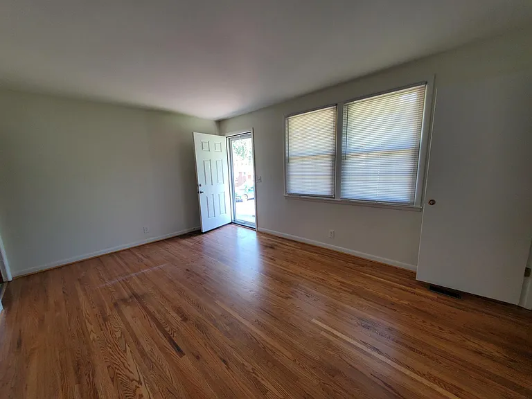 323 Bonnahurst Dr — Photo 3