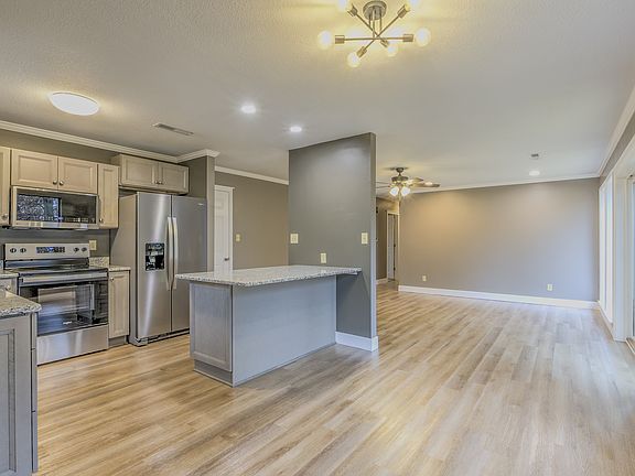 Eat-in Kitchen