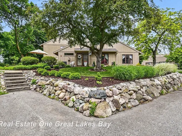 2338 Bay Woods Ct, Bay City, MI 48706
