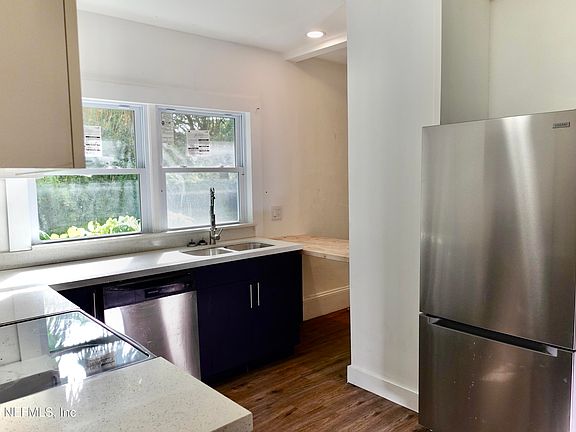 2nd image of 725 W 16TH Street