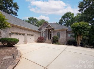 304 Catawba Crest Ln, Lake Wylie, SC 29710