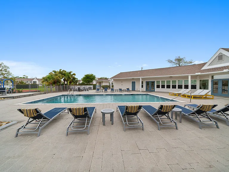 Stanford Pointe — Photo 19