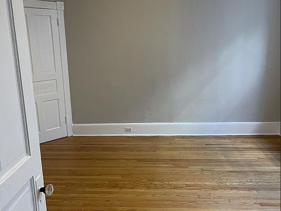 3rd image of 903 N Van Buren St #2
