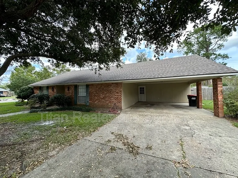 413 Woodvale Ave — Photo 1