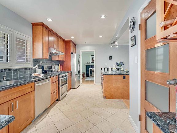 4th image of 10420 Lindsay Ave