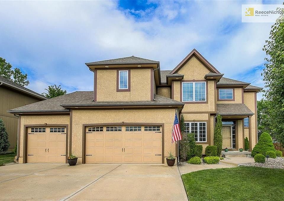 BEAUTIFUL CURB APPEAL WITH LUSH LANDSCAPE!