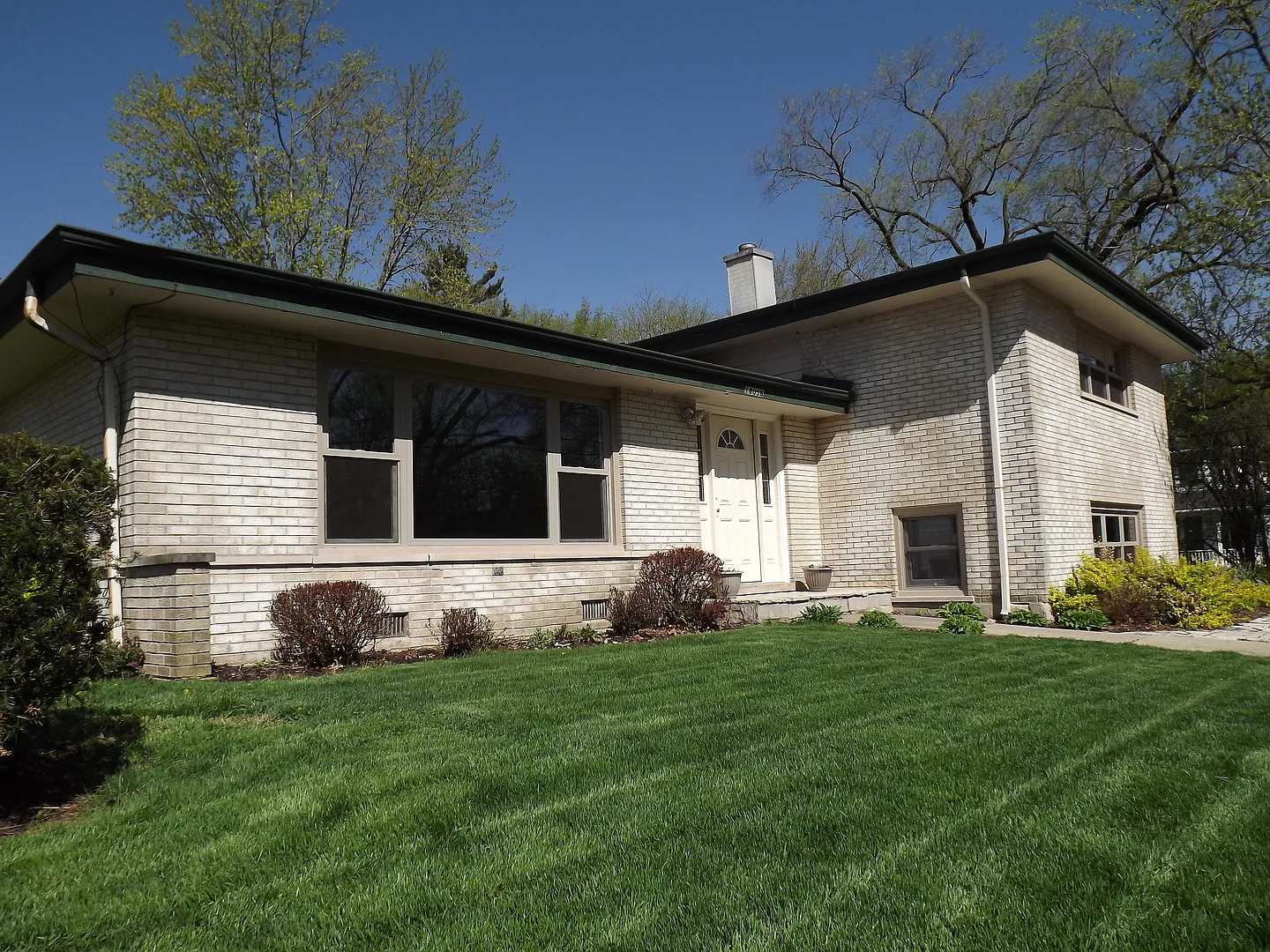 18056 Perth Ave photo 1