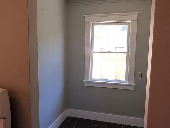 Small bonus room (Office)