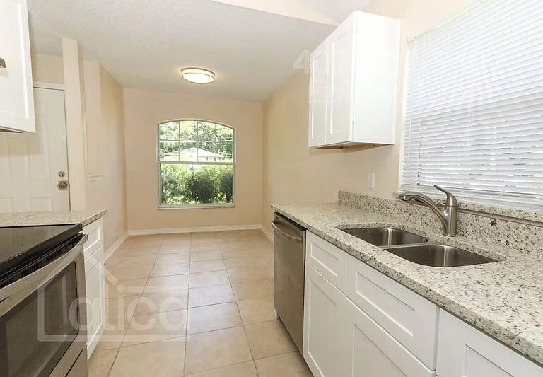 2405 Chase Ave — Photo 10