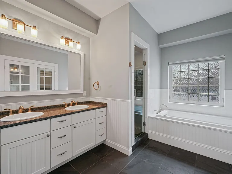 2370 Elm St — Photo 19